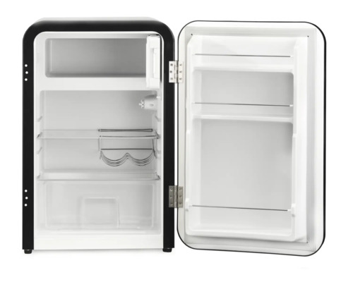 Offener, leerer Minikühlschrank mit Regalen und Flaschenhalter