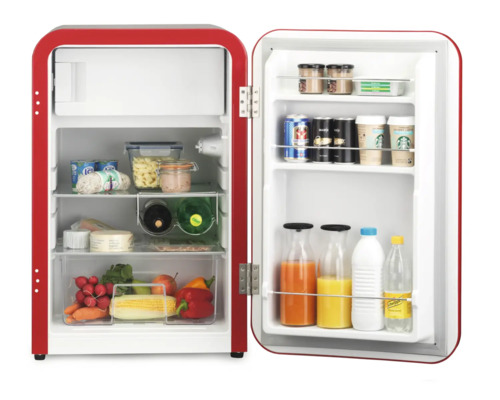 Réfrigérateur rouge ouvert rempli de nourriture