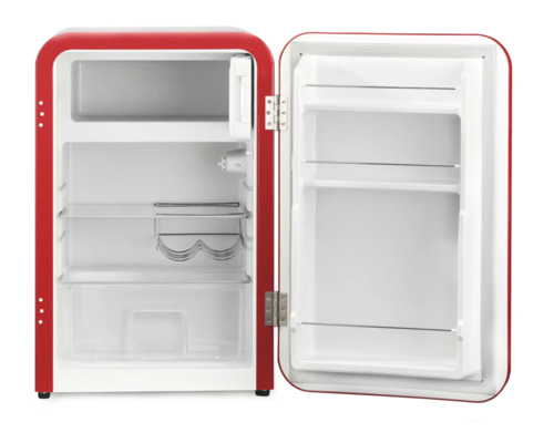 Petit réfrigérateur rouge ouvert avec des étagères et un porte-bouteilles
