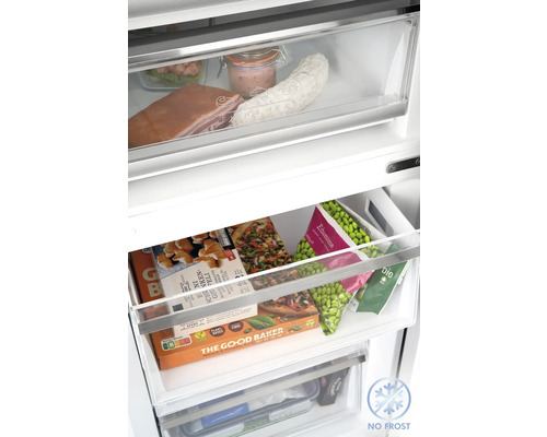 Gefrierfach mit Schubladen gefüllt mit Lebensmitteln