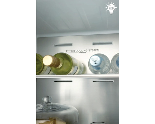 Innenraum eines Kühlschranks mit frischen Lebensmitteln und LED Beleuchtung