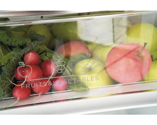 Frisches Obst und Gemüse in einem Kühlschrankfach