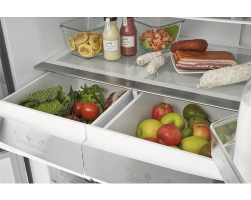 Réfrigérateur avec des aliments tels que des légumes, des fruits, de la charcuterie et des pâtes