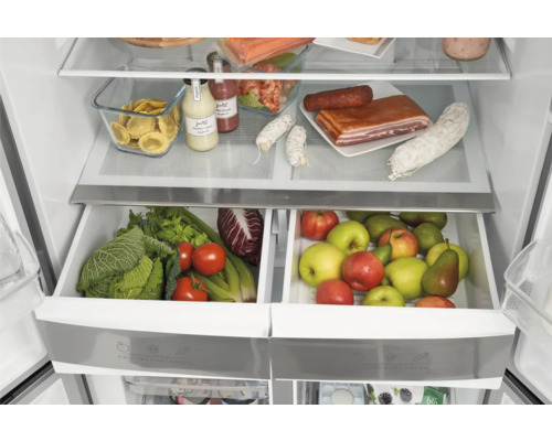 Intérieur d''un réfrigérateur avec des aliments tels que des légumes, des fruits, de la viande et des produits laitiers