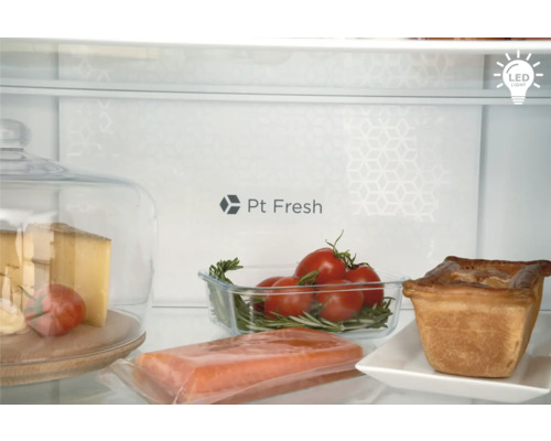 Intérieur d''un réfrigérateur avec des aliments et l''inscription Pt Fresh