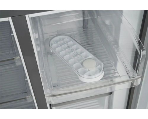 Intérieur d''un réfrigérateur avec un bac à glaçons transparent.