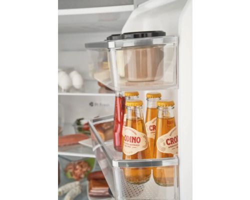 Intérieur d''un réfrigérateur avec des aliments et des boissons dans des récipients transparents