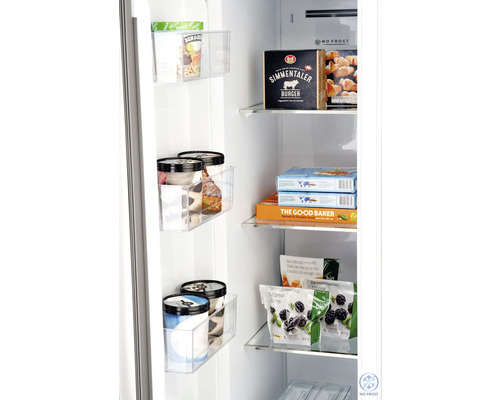 Gefüllter Kühlschrank mit verschiedenen Lebensmitteln wie Eis, Burgern, Pizza und gefrorenen Beeren