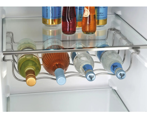 Innenansicht eines Kühlschranks mit Getränken in einem Flaschenregal