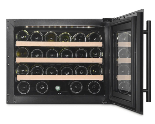 Offener Weinkühlschrank mit mehreren Flaschen auf Holzregalen