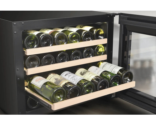 Weinlagerschrank mit Weinflaschen auf Holzregalen