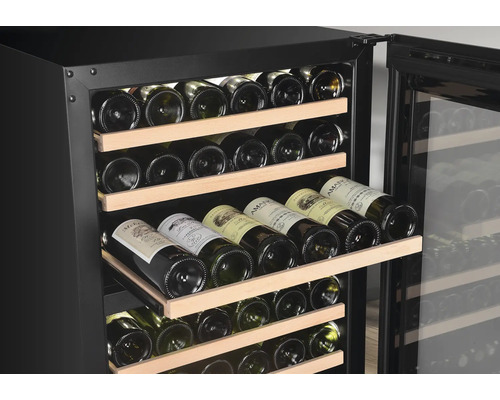 Weinkühlschrank mit mehreren Weinflaschen auf Holzregalen