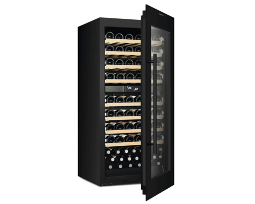 Weinkühlschrank mit Glasfront und Holzregalen