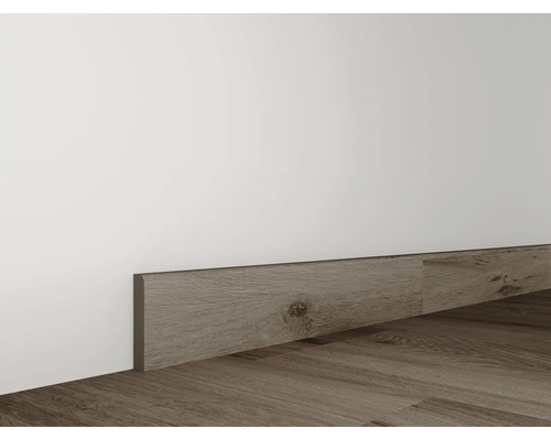 Plinthe en bois sur un mur