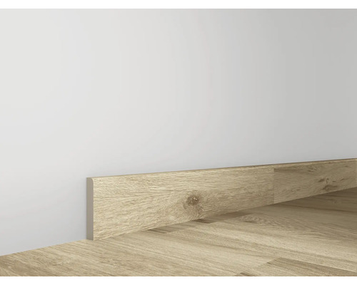 Plinthe en bois contre un mur