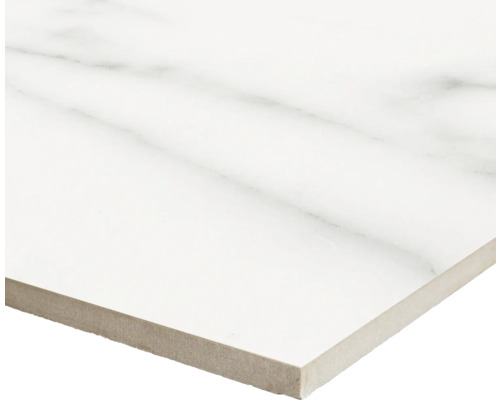 Weisse Bodenfliese mit Marmoroptik