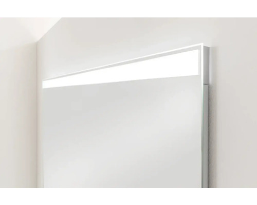 Beleuchteter Badezimmerspiegel an der Wand