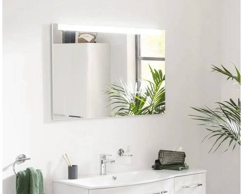 Modernes Badezimmer mit Spiegelschrank, Waschtisch und Armaturen