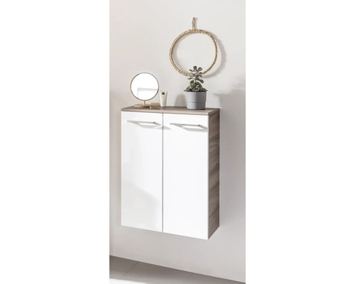 Meuble de salle de bains suspendu avec deux portes blanches et un plateau en décor bois, décoré d''un miroir, d''une plante et d''un anneau