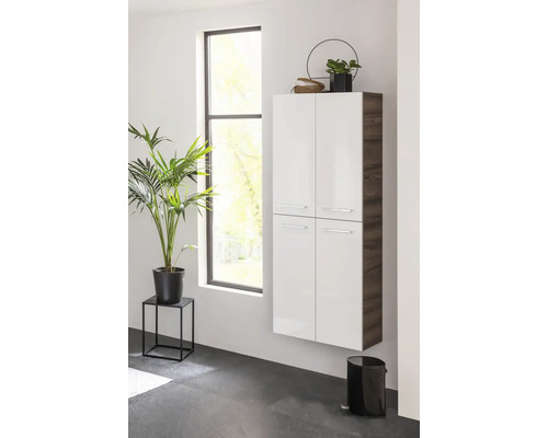 Salle de bains avec un meuble suspendu à quatre portes et une poubelle noire