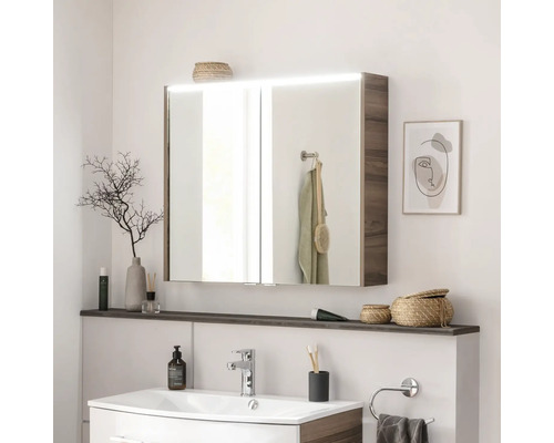 Salle de bain moderne avec lavabo, miroir, armoire de toilette et accessoires pour un aménagement élégant