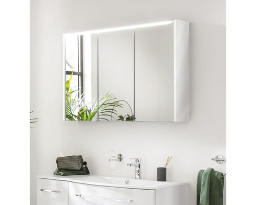 Badezimmer mit Spiegelschrank, Waschbecken und Armaturen