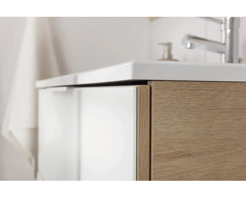 Detailansicht eines Badezimmerschranks mit Waschbecken