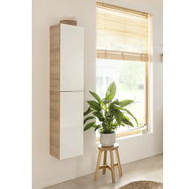 Helles Badezimmer mit einem hängenden, zweitürigen Hochschrank in Holzoptik und Weiss