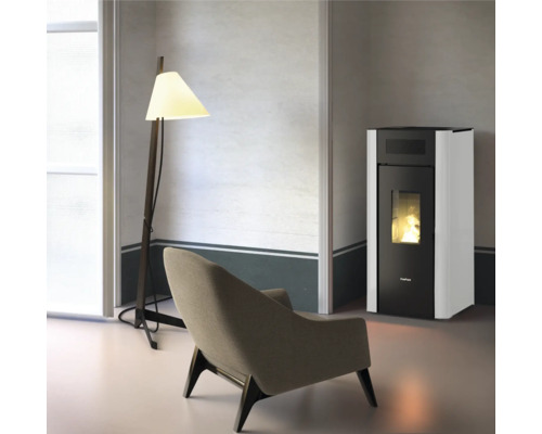 Wohnzimmer mit Sessel, Stehlampe und Pelletofen.