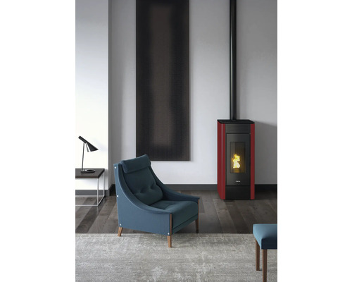 Salon avec fauteuil, lampadaire et poêle à granulés