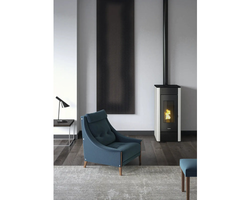 Wohnzimmer mit Sessel, Kaminofen und Dekoration für ein gemütliches Ambiente