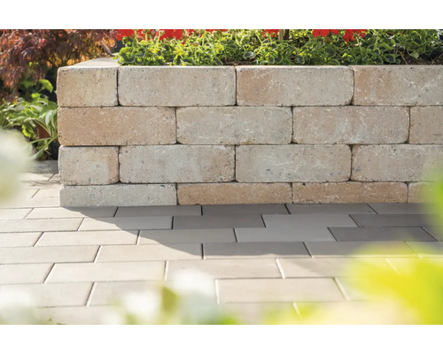 Bordure de parterre en pierres de béton et pavés dans le jardin