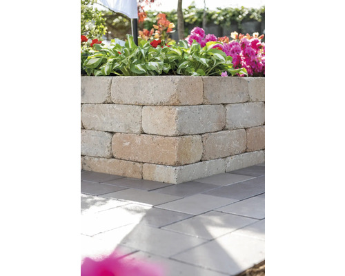 Coin d''une spirale d''herbes aromatiques en pierres de béton dans le jardin