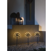 Extérieur décoratif avec trois lampes sphériques lumineuses dans le jardin