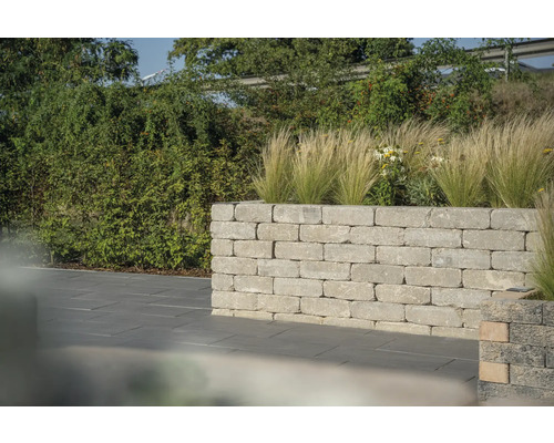 Gartenmauer aus Stein mit Bepflanzung für einen organisierten Aussenbereich.