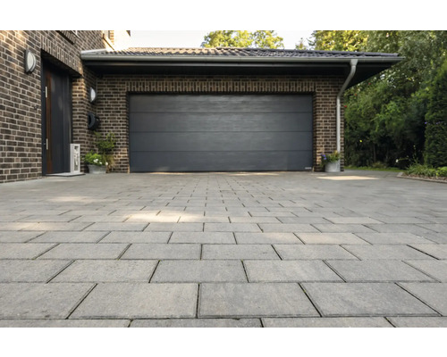 Allée avec pavés devant garage et maison