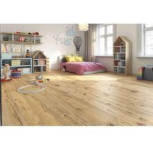 Chambre d''enfant avec plancher en bois, jouets, étagères et un lit.