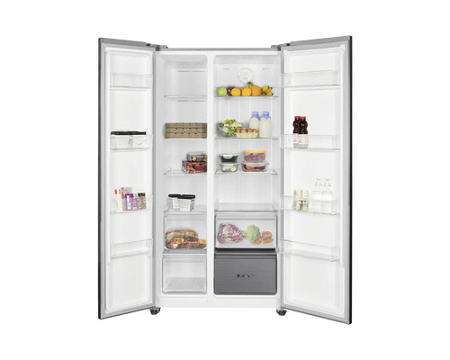 Geöffneter Side-by-Side Kühlschrank mit Lebensmitteln auf Glasablagen und in Behältern