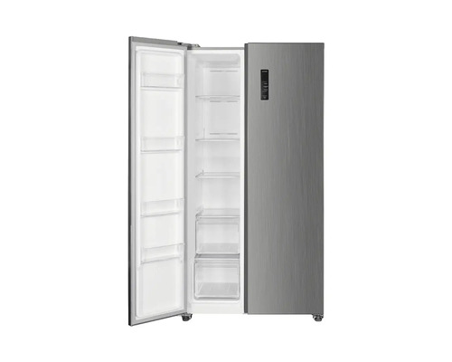 Geöffneter, grauer Side-by-Side Kühlschrank mit Regalen.