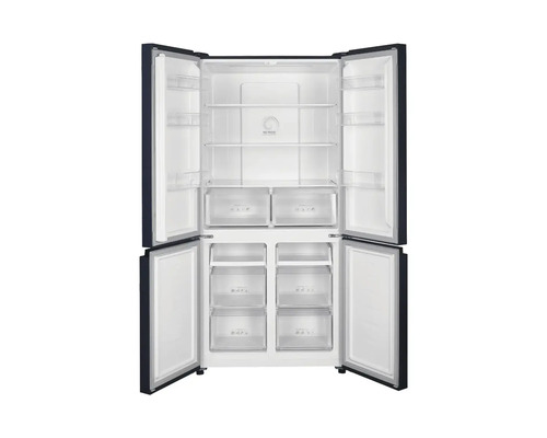 Geöffneter Kühlschrank mit mehreren Ablagen und Schubladen.