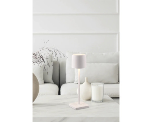 Lampe de table décorative sur une table dans un salon