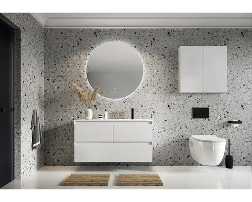 Salle de bain moderne avec meuble-lavabo, miroir, armoire et toilettes devant un mur à motifs
