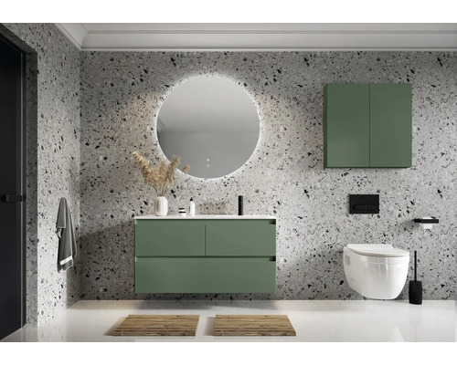 Salle de bain moderne avec meuble-lavabo, miroir, armoire suspendue et toilettes devant un mur structuré