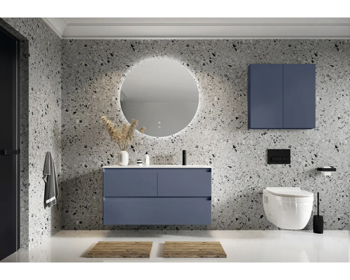 Modernes Badezimmer mit blauem Waschtisch, Spiegelschrank und runden Spiegel mit Beleuchtung