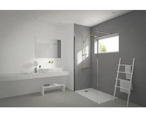 Salle de bain lumineuse avec lavabo, douche, miroir et porte-serviettes