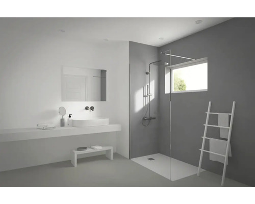 Salle de bain avec douche, lavabo, miroir et échelle à serviettes