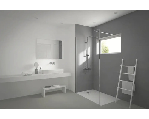 Salle de bain lumineuse avec douche, lavabo et échelle à serviettes