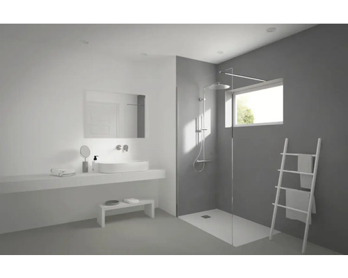 Helles Badezimmer mit Dusche, Waschtisch, Spiegel und Handtuchhalter