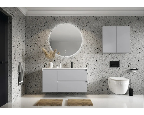 Modernes Badezimmer mit Waschtisch, Spiegel mit Beleuchtung, Hängeschrank und Toilette