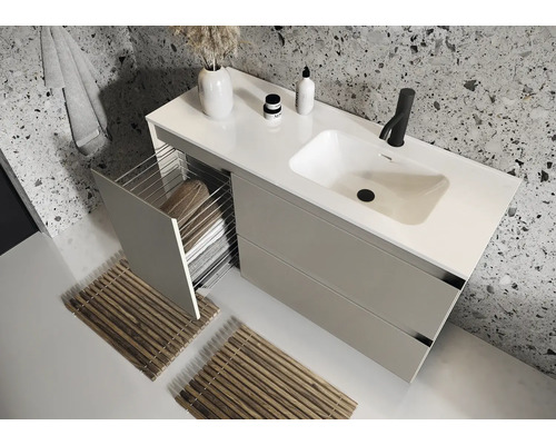 Modernes Badezimmer mit Waschtisch, Handtüchern und Badematten